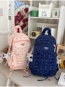 Gedetailleerd overzicht van Japanse geplooide rugzakken met stippen en schattige hangertjes.