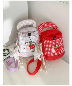 Leuke ruitjes emmertas met aardbeienborduurwerk, schattige crossbody schoudertas voor meisjes.