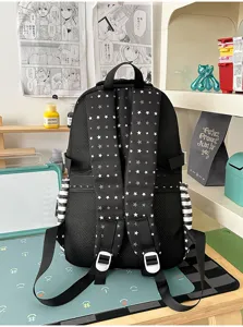 Zwarte schoolrugzak met sterrenpatroon banden casual dagrugzak voor studenten.