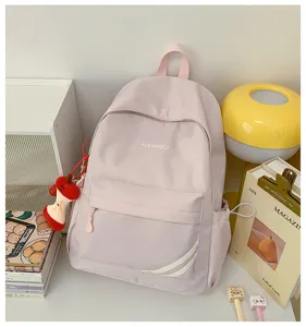 Casual roze rugzak detail met ruim vak, voorzak en schattige appelhanger voor dagelijks gebruik.