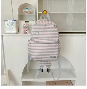 Gedetailleerd overzicht van de Japanse gestreepte rugzak hangend in een witte plankscène.