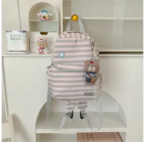 Japanse stijl gestreepte rugzak detail toont schattige berenhanger en fijne stiksels.