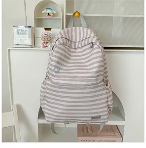 Gedetailleerd overzicht van een roze en grijs gestreepte schoolrugzak met grote capaciteit.
