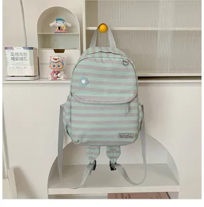 Gedetailleerd overzicht van de Japanse minimalistische gestreepte rugzak voor dagelijks.