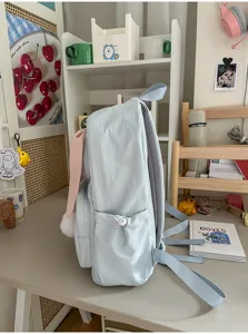 Leuke konijnenoren rugzak voor meisjes, zoete lichtblauwe schooltas met pluizige staart op reis.