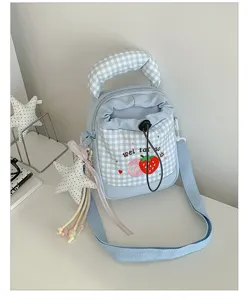 Lichtblauwe ruitjes studenten schoudertas schattige aardbei borduurwerk casual crossbody tas