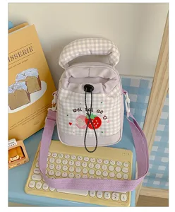 Schattige geruite canvas emmertas voor vrouwen, stijlvolle schoudertas met fruitborduurwerk.