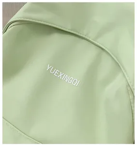 Close-upweergave van de casual rugzakstof en het logodetail met lichtgewicht materiaal.