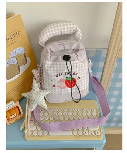 Paarse en witte vichy geruite schoudertas met trekkoord en schattig aardbei borduurwerk.