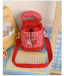 Leuke rood-wit geruite emmertas met schattig aardbeienborduurwerk, perfect voor dagelijks gebruik.