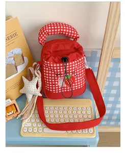 Leuke rood-wit geruite emmertas met aardbeiborduursel en sterhangertje voor dagelijks gebruik.