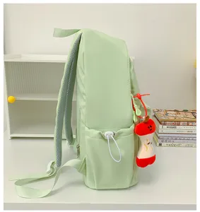 Zijaanzicht van lichtgroene casual rugzak, grote schooltas met zijvak en leuke hanger.
