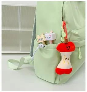 Gedetailleerd uitzicht op casual lichtgroene schoolrugzak met leuke hangers en zakken.