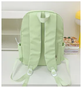 Lichtgroene casual rugzak detailweergave, lichte schooltas voor studenten met comfortabele banden.