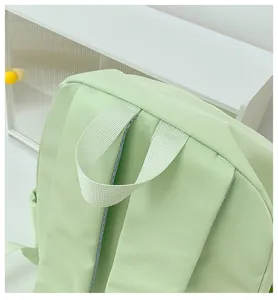 Lichtgroene casual minimalistische rugzak detailweergave, grote schooltas voor studenten.