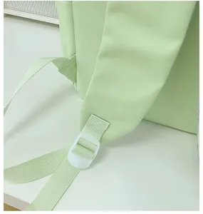 Gedetailleerd overzicht van de groene casual rugzakriem en de fijne verstelbare gesp.
