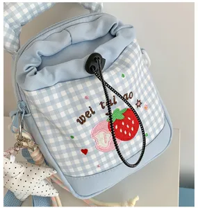 Blauw-witte gingham canvas schoudertas met schattige aardbeienborduursel en handige trekkoordsluiting.