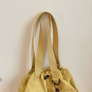 Gele nylon trekkoord schoudertas voor dames, veelzijdige grote reistas tote rugzak.