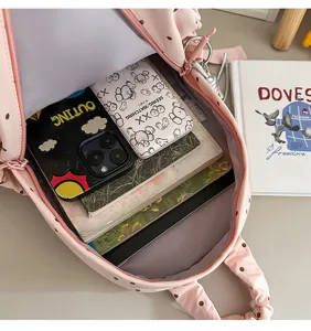 Roze gerufflede rugzak interieur detail toont grote capaciteit opslagruimte voor dagelijks.