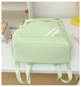 Detailopname van de lichtgroene casual rugzak met voorzak en dubbele witte strepen.