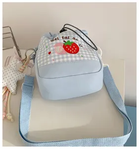 lichtblauwe ruitjes schoudertas met schattige aardbeiborduurwerk dagelijkse canvas tas
