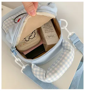Gedetailleerd overzicht van het interieur en de opbergcapaciteit van een blauwe tas.