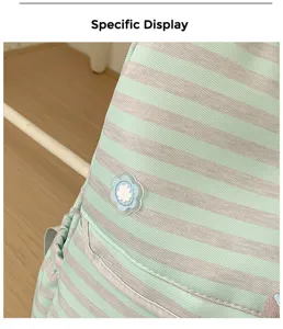 Detailopname van de Japanse minimalistische gestreepte rugzak met een mooie bloem.