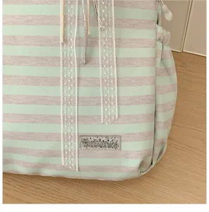 Japans minimalistisch gestreept rugzakdetail met elegante kanten linten en label.