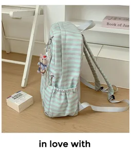 Mintgroene gestreepte rugzak zijkant detail met schattige berenhanger en ruime zakken.