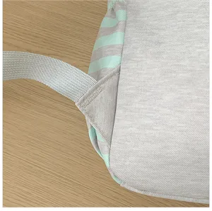 Detailopname van de rugzakriem stiksels, met weergave van fijne afwerking en schone textuur.