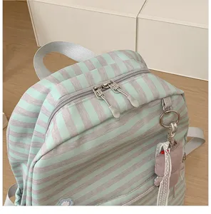 Gedetailleerd overzicht van een Japanse gestreepte canvas rugzak voor school en vrije tijd.