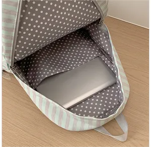Minimalistische gestreepte schoolrugzak met laptopvak en schattige binnenvoering met stipjes.