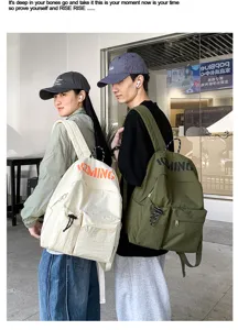 Detailansicht des großen Freizeitrucksacks mit Buchstabenprint für Damen und Herren.