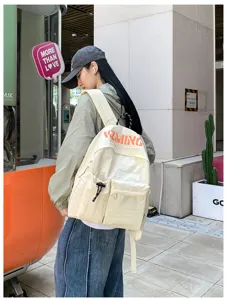 Outdoor-Lifestyle-Detailansicht des lässigen beigen Rucksacks mit mehreren Taschen.