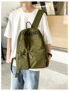 Detailansicht des großen Freizeitrucksacks aus Segeltuch mit Fronttaschen und Riemen.