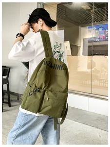 Detailansicht eines lässigen olivgrünen Rucksacks mit großem Fassungsvermögen am Model.
