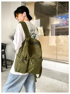 Nahaufnahme des olivgrünen Outdoor-Rucksacks mit Fronttasche und sehr viel Stauraum.