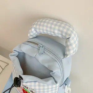Lichtblauwe geruite mini-rugzak casual schooltas met schattige aardbei-borduurdetails.