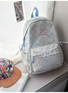 Gedetailleerd uitzicht op een zoete blauw-witte ruitrugzak met schattige stipzakken.