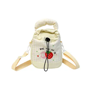 Schattige gele gingham canvas crossbody tas met aardbei borduursel voor dagelijks gebruik.