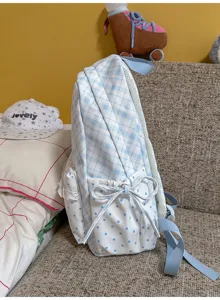 Zijdelings detailzicht van een lieve Japanse stijl blauwe ruit en stippen rugzak.