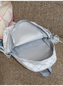 Gedetailleerd uitzicht op het ruime binnenvak van een schattige Japanse geruite rugzak.