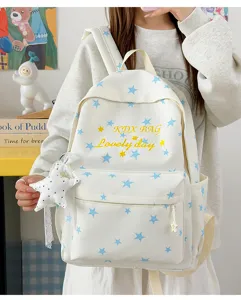 Casual lichte witte rugzak met blauwe sterren en borduurwerk voor studenten.