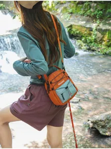 Bolso bandolera de nailon ligero para viajes al aire libre con cordón deportivo casual.