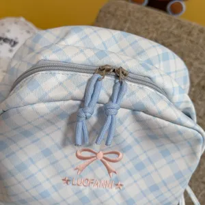 Japanse stijl zoete blauwe ruitjesrugzak met schattige roze strik en ritssluitingdetails.