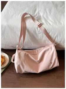 Sac bandouliere cylindrique en nylon rose pour femmes, sac casual pour usage quotidien.