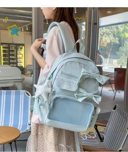 Mochila ita azul claro informal con lazos, ventana transparente y gran capacidad para uso diario.
