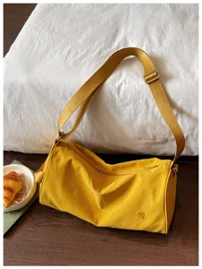 Sac bandoulière cylindrique en nylon jaune décontracté, sac fourre-tout pour le quotidien.