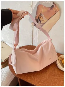 Sac bandoulière cylindrique en nylon rose, élégant sac croisé de banlieue grande capacité.