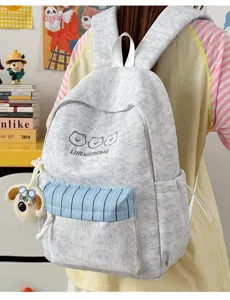 Detailansicht des süßen Rucksacks im japanischen Stil mit Bärenmuster und Plüsch-Hundeanhänger.